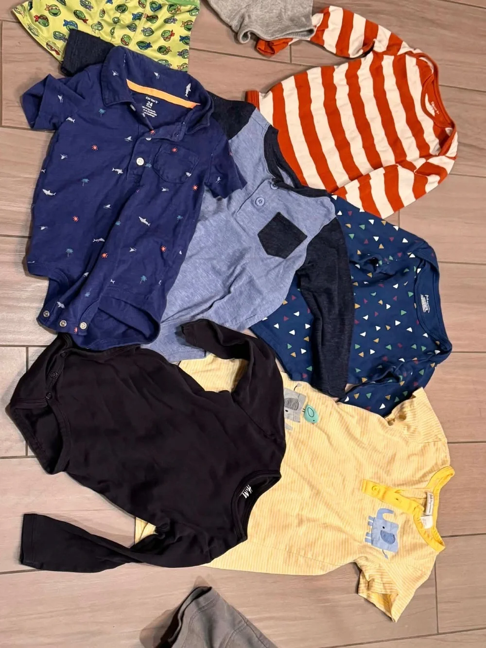 16pc bundle lot 24m 1sleeper 3undies 6onepieces 2shorts 4shirts no stains